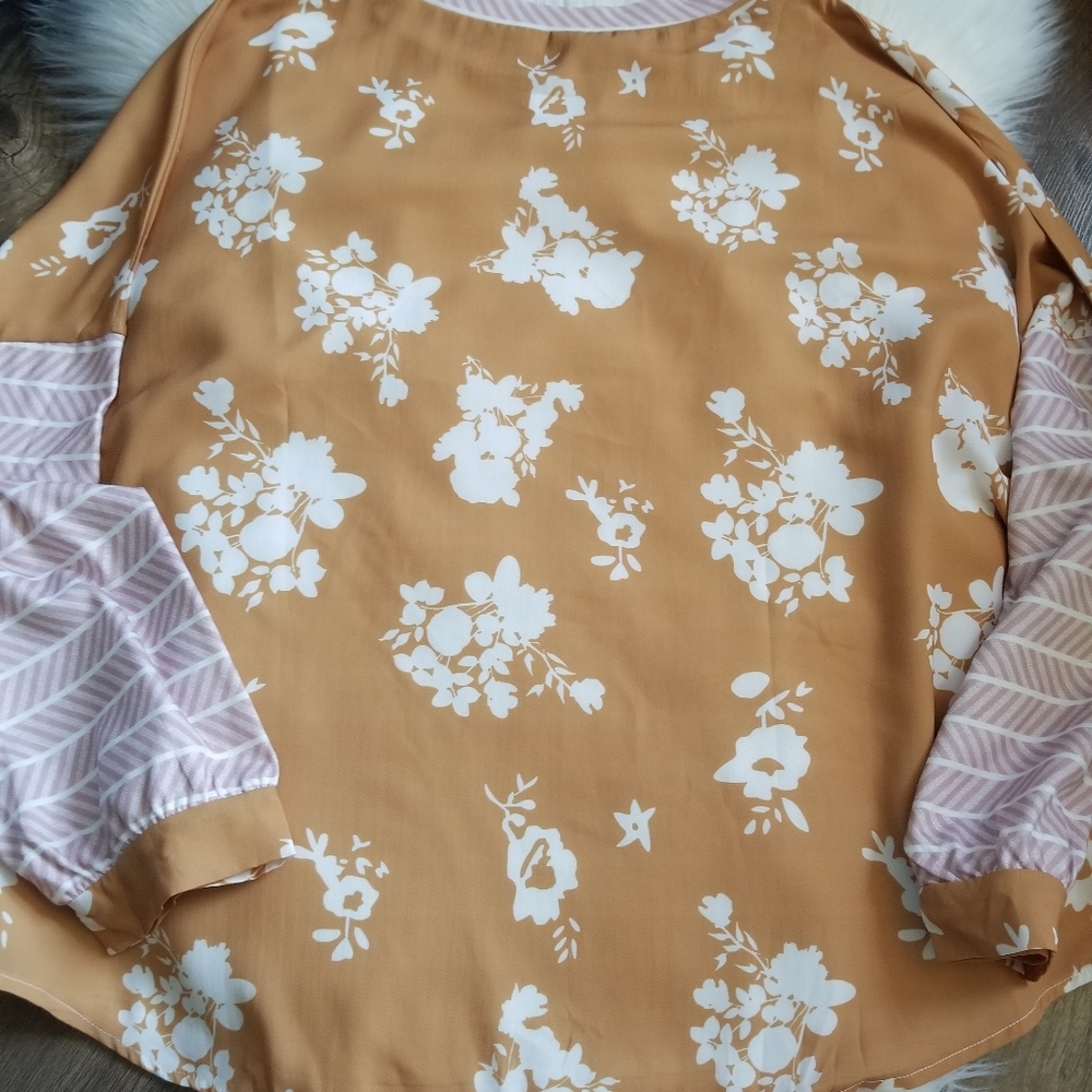 NWOT..CUTE TOP - Picture 4 of 6